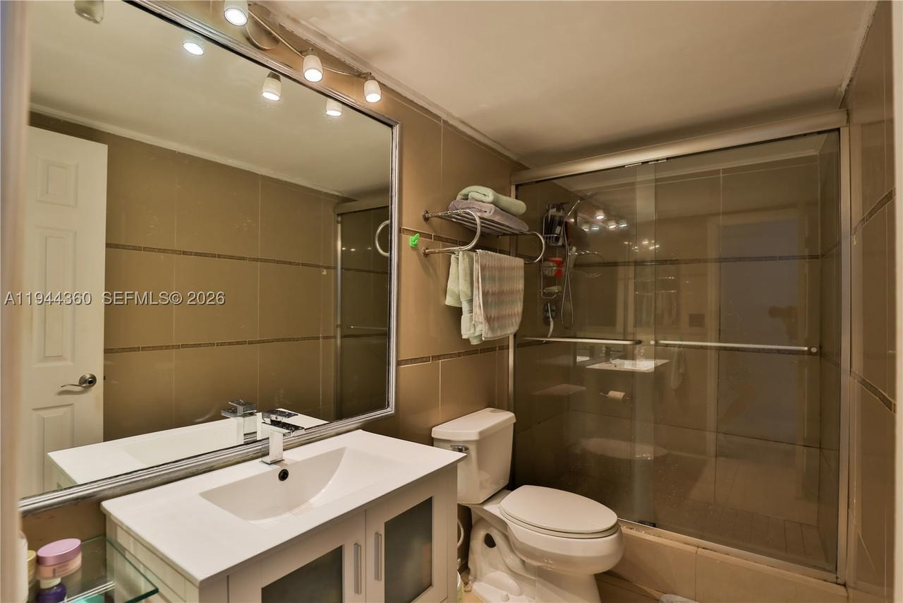 Real estate property located at 19380 Collins Ave #726, Miami-dade, Oceanview Building B Cond, Sunny Isles Beach, FL