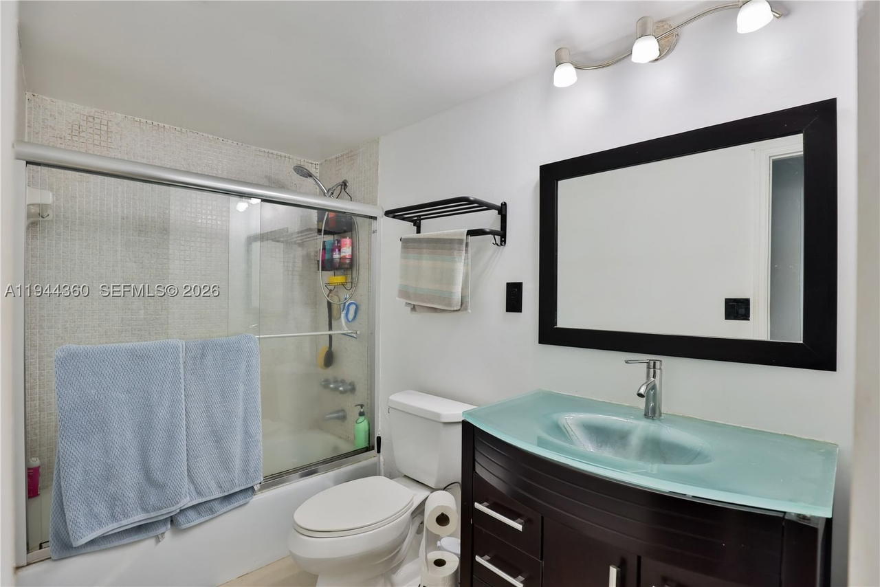 Real estate property located at 19380 Collins Ave #726, Miami-dade, Oceanview Building B Cond, Sunny Isles Beach, FL
