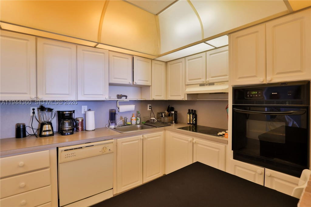Real estate property located at 19380 Collins Ave #726, Miami-dade, Oceanview Building B Cond, Sunny Isles Beach, FL