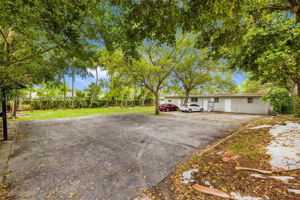 Real estate property located at 7761 122nd Ave, Miami-dade, 2300 Estates - 1 Acre, Miami, FL