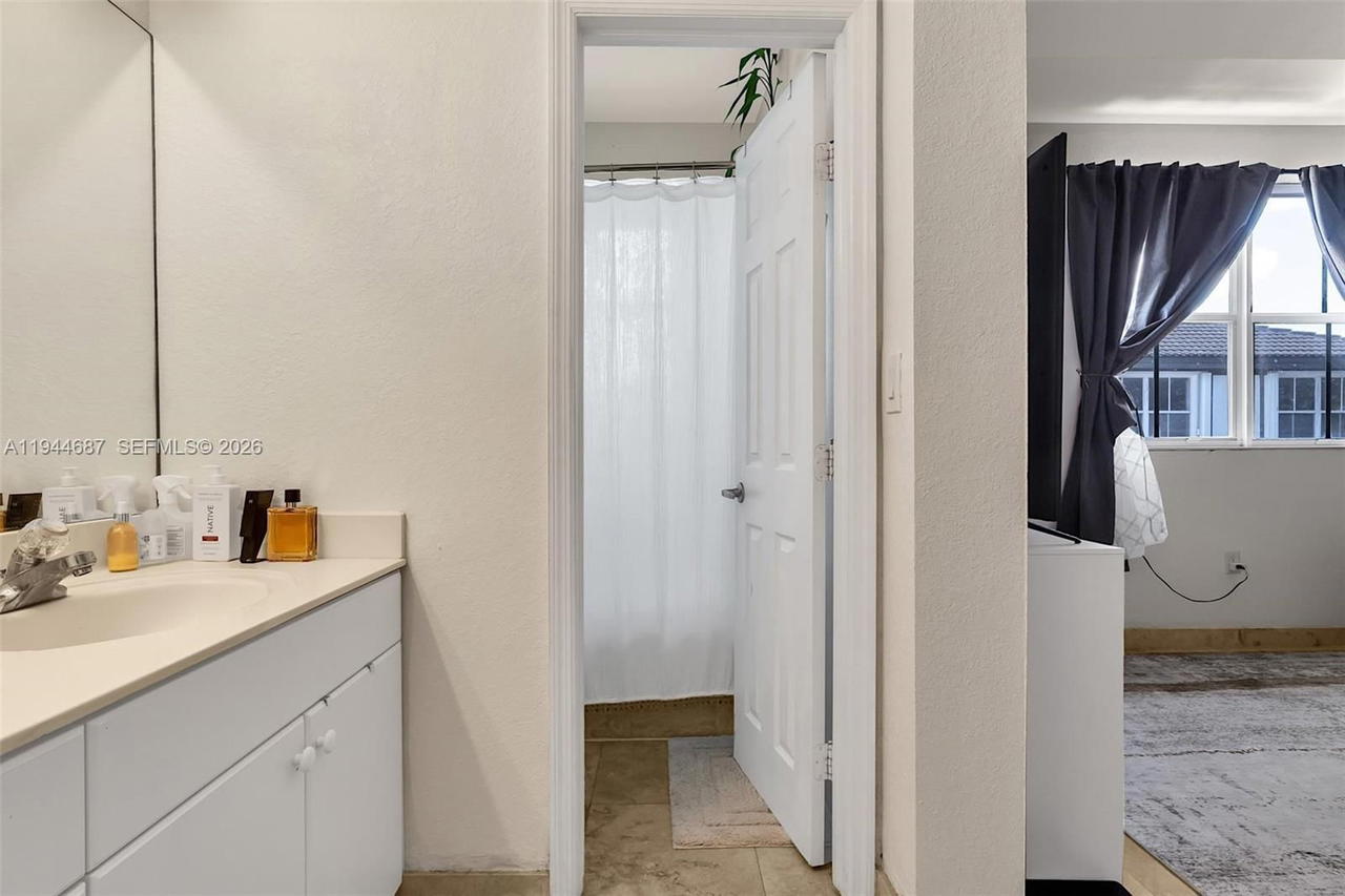 Real estate property located at 7713 114th Path, Miami-dade, Doral Isles North Sec Two, Doral, FL