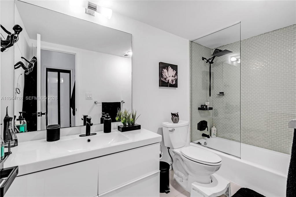 Real estate property located at 19380 Collins Ave #307, Miami-dade, Oceanview Building B Cond, Sunny Isles Beach, FL