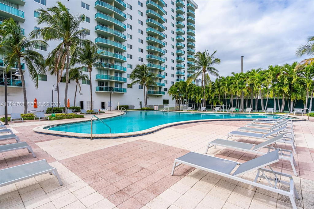 Real estate property located at 19380 Collins Ave #307, Miami-dade, Oceanview Building B Cond, Sunny Isles Beach, FL