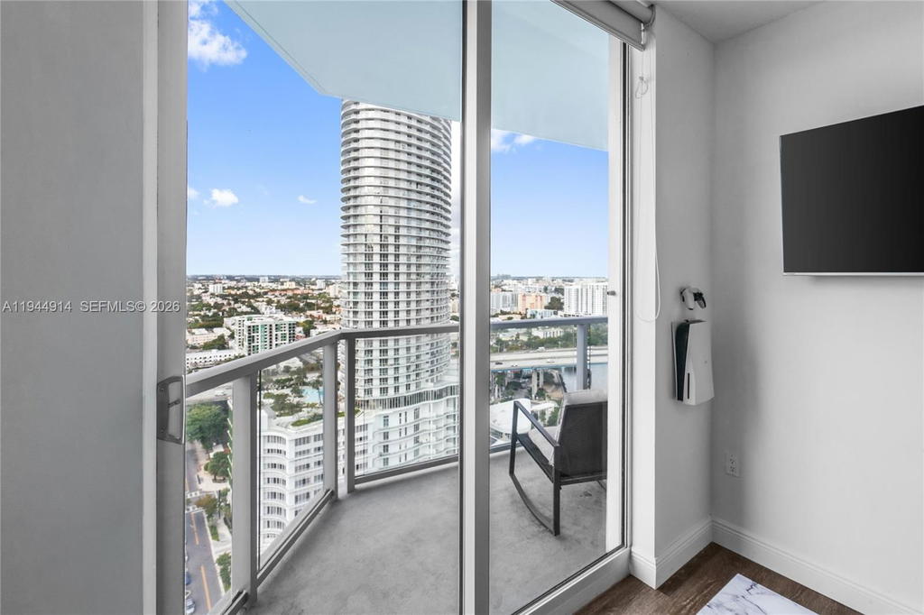 Real estate property located at 185 7th St #2702, Miami-dade, Latitude On The River Con, Miami, FL
