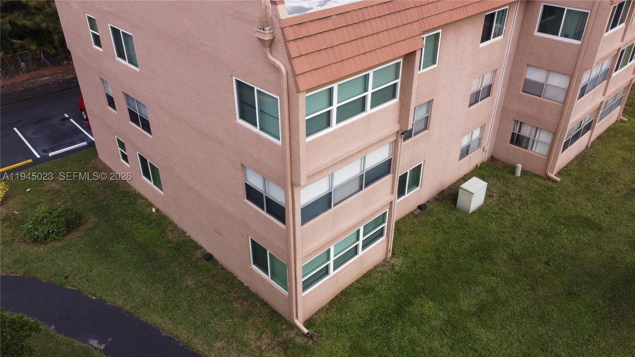 Real estate property located at 9861 Sunrise Lakes Blvd #310, Broward, Sunrise Lakes 142 Condo, Sunrise, FL