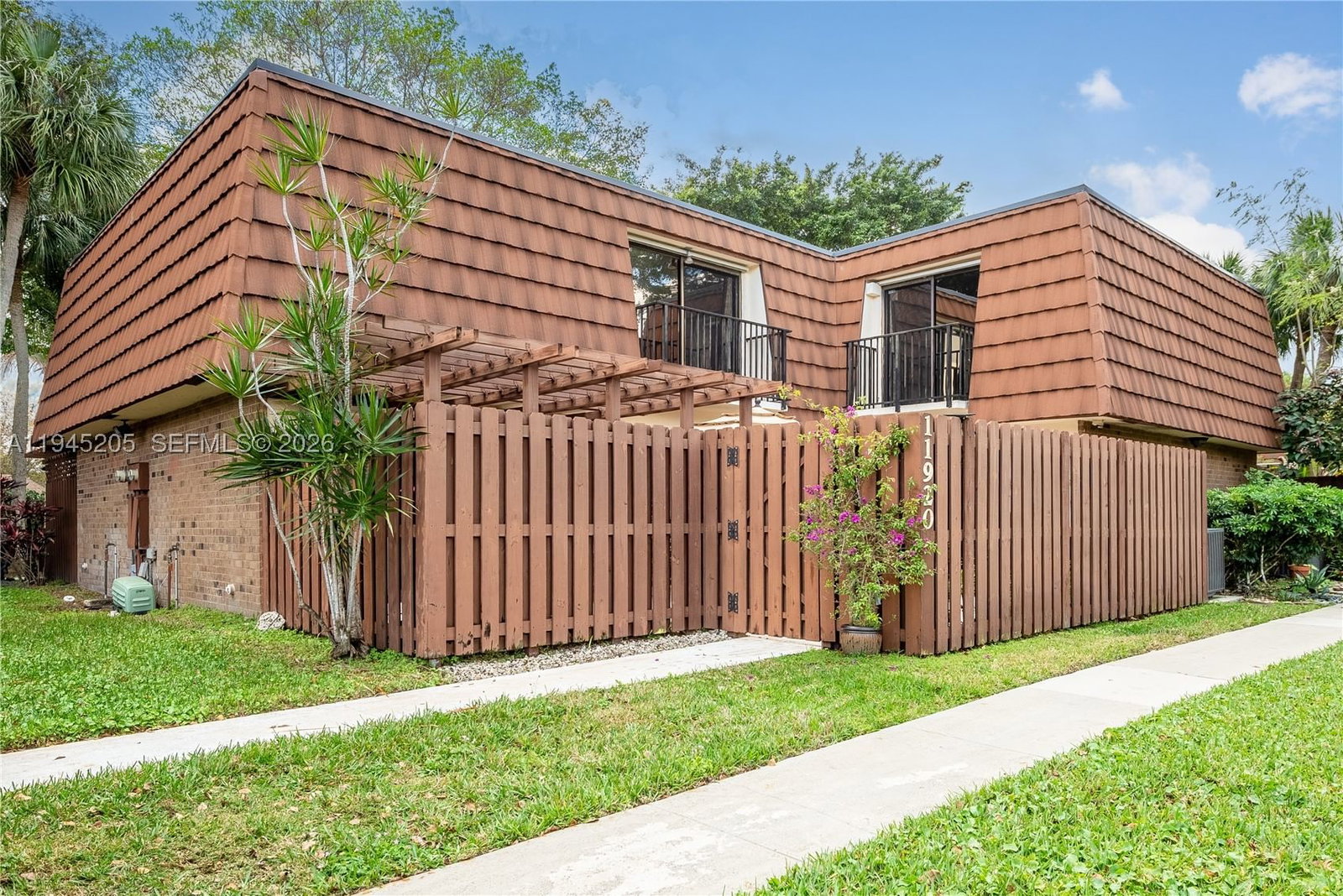 Real estate property located at 11920 9th Mnr, Broward, Lake Pine Village, Davie, FL