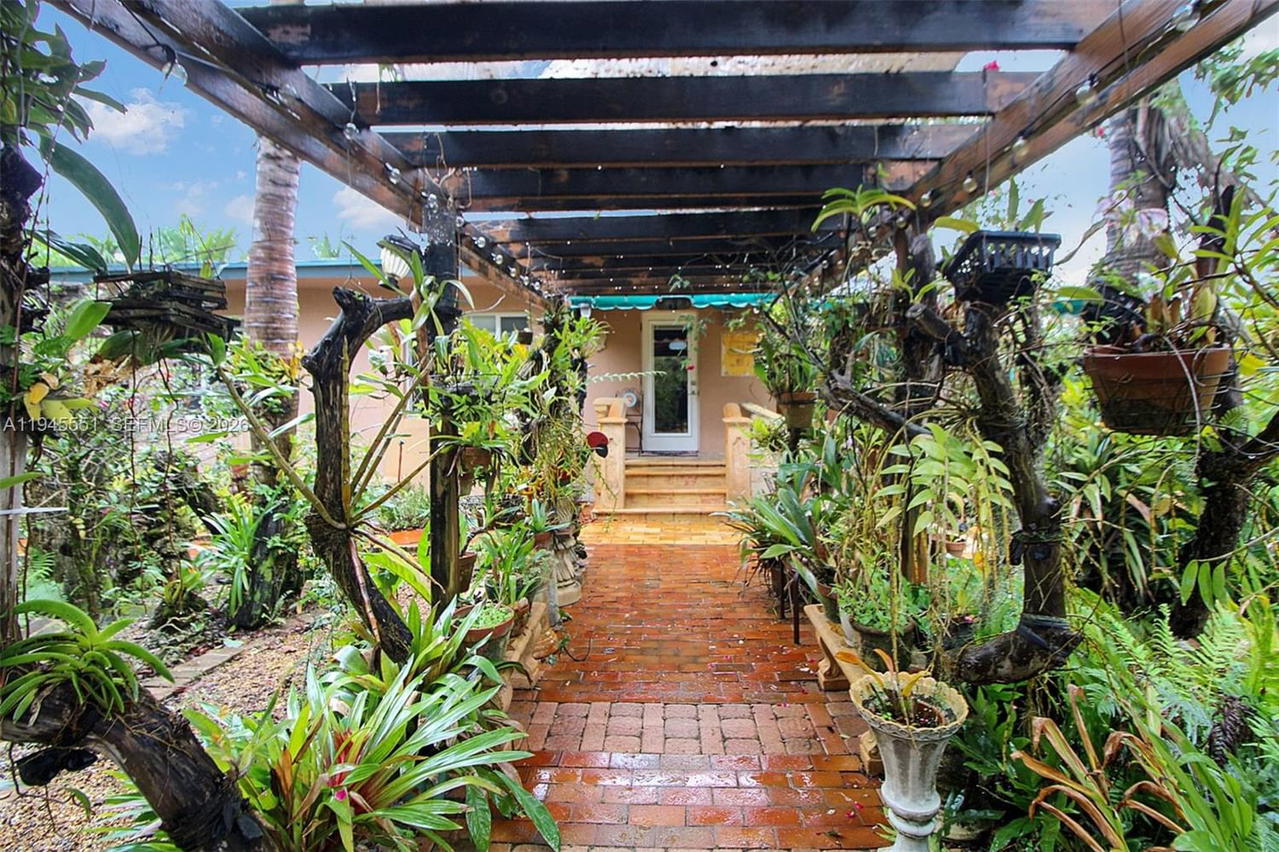 Real estate property located at 6250 19th St, Miami-dade, Gables View, Miami, FL