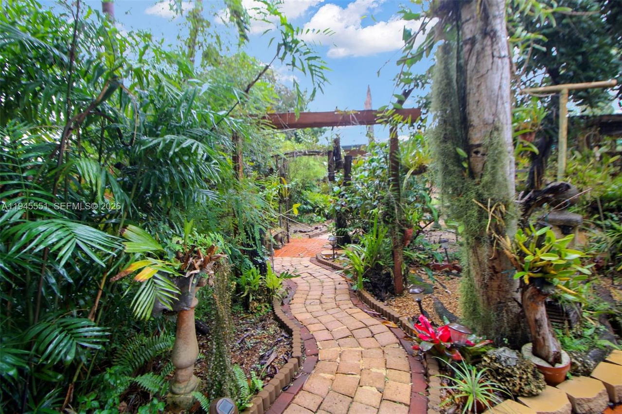 Real estate property located at 6250 19th St, Miami-dade, Gables View, Miami, FL