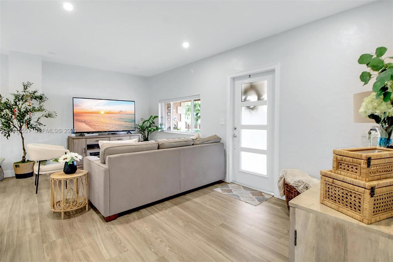 Real estate property located at 6250 19th St, Miami-dade, Gables View, Miami, FL