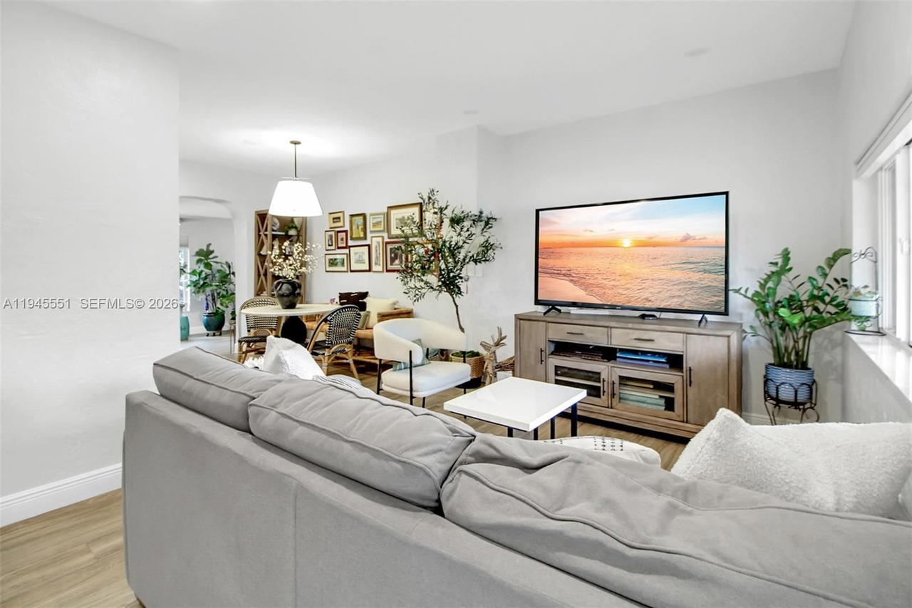 Real estate property located at 6250 19th St, Miami-dade, Gables View, Miami, FL