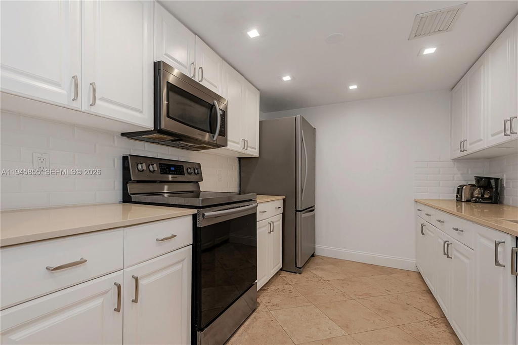 Real estate property located at 90 Alton Rd #301, Miami-dade, Yacht Club At Portofino, Miami Beach, FL