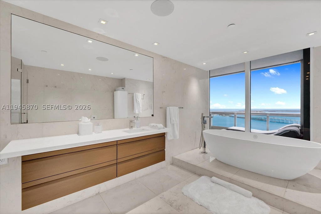 Real estate property located at 1643 Brickell Ave #3904, Miami-dade, Santa Maria Condo, Miami, FL
