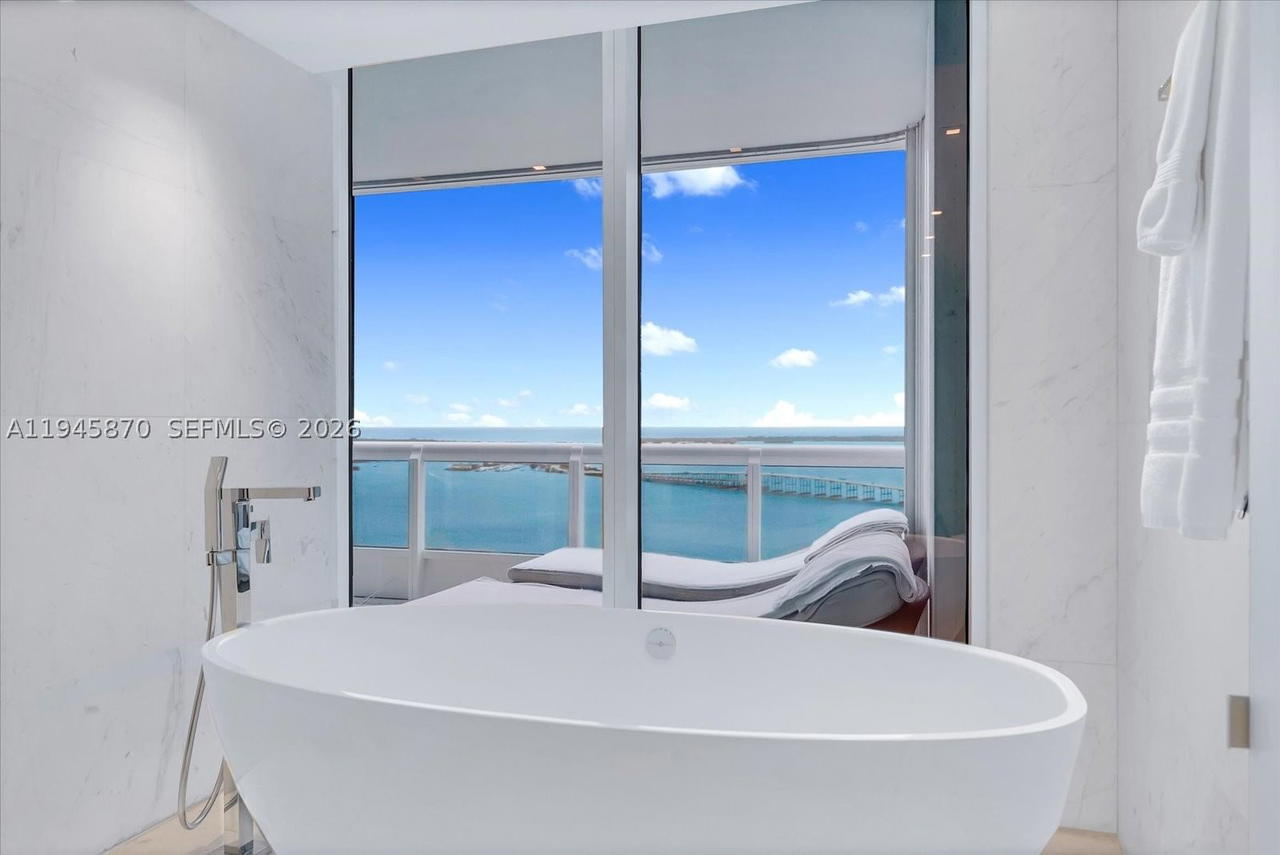 Real estate property located at 1643 Brickell Ave #3904, Miami-dade, Santa Maria Condo, Miami, FL