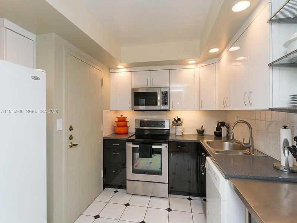 Real estate property located at 625 Biltmore Way #807, Miami-dade, Gables Plaza Condo, Coral Gables, FL