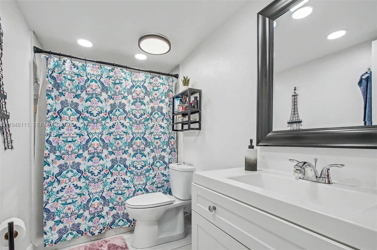 Real estate property located at 6831 14th Ct #403, Miami-dade, Kings Crest Condo, Hialeah, FL