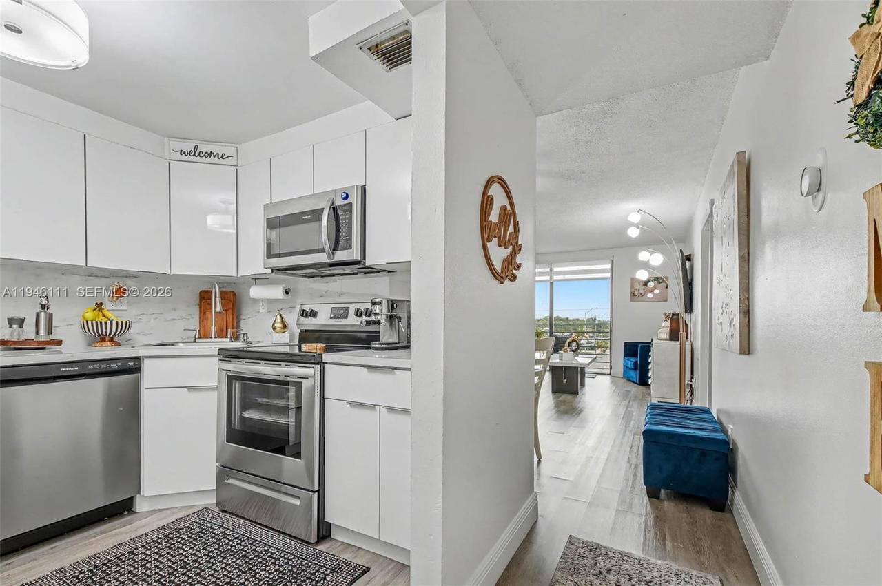 Real estate property located at 6831 14th Ct #403, Miami-dade, Kings Crest Condo, Hialeah, FL