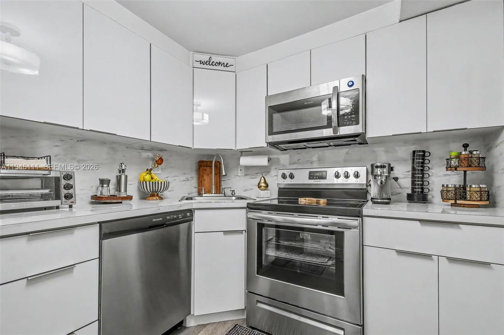 Real estate property located at 6831 14th Ct #403, Miami-dade, Kings Crest Condo, Hialeah, FL