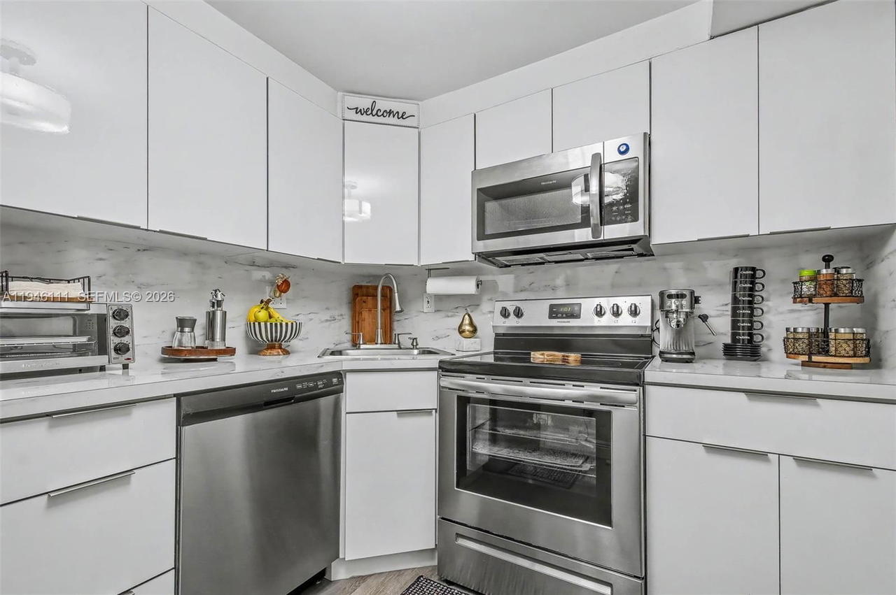 Real estate property located at 6831 14th Ct #403, Miami-dade, Kings Crest Condo, Hialeah, FL