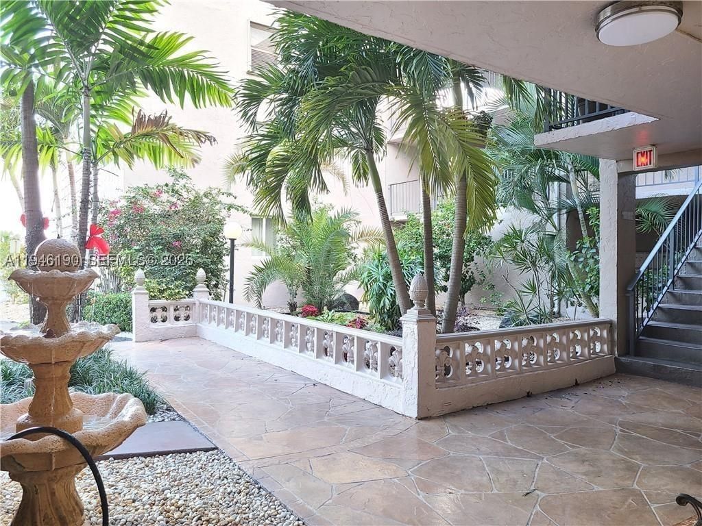 Real estate property located at 2821 Somerset Dr #400, Broward, Somerset No 1 Condo, Lauderdale Lakes, FL