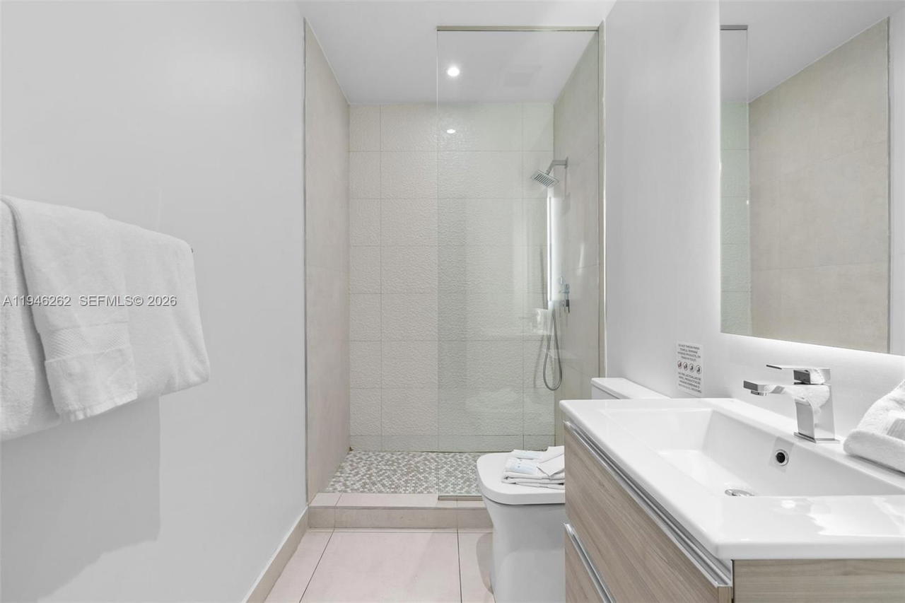 Real estate property located at 239 9th St #2303, Miami-dade, Smart Brickell, Miami, FL