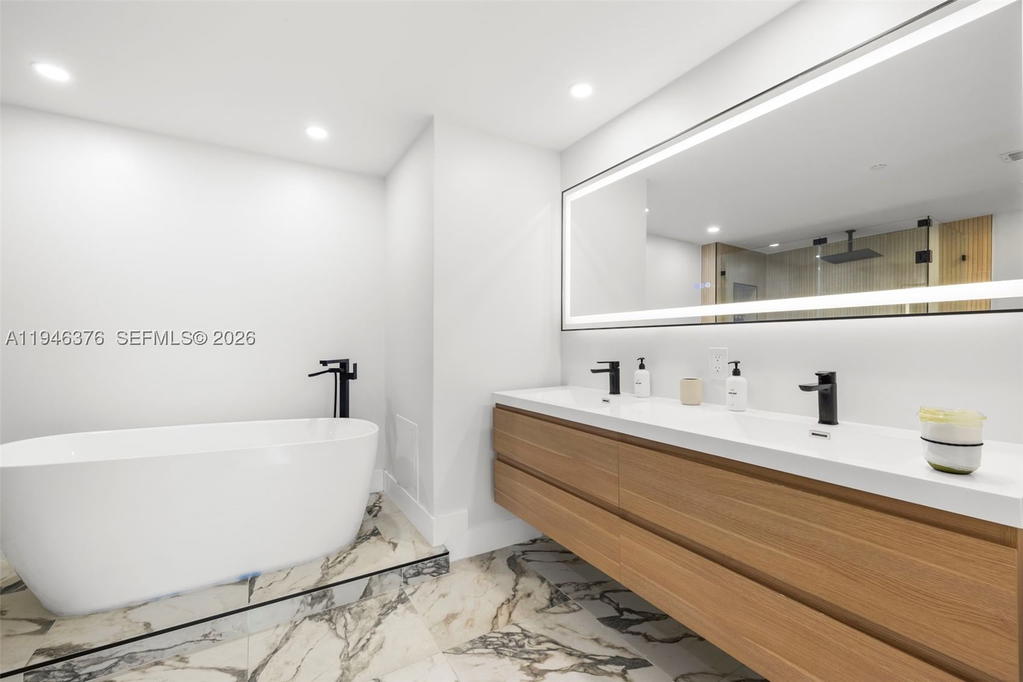 Real estate property located at 485 Brickell Ave #1804, Miami-dade, Icon Brickell Condo No 3, Miami, FL