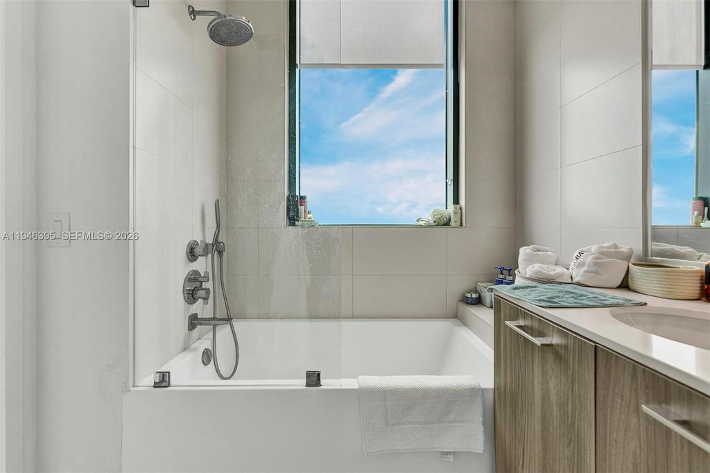 Real estate property located at 501 31 #4305, Miami-dade, Paraiso Bayviews, Miami, FL