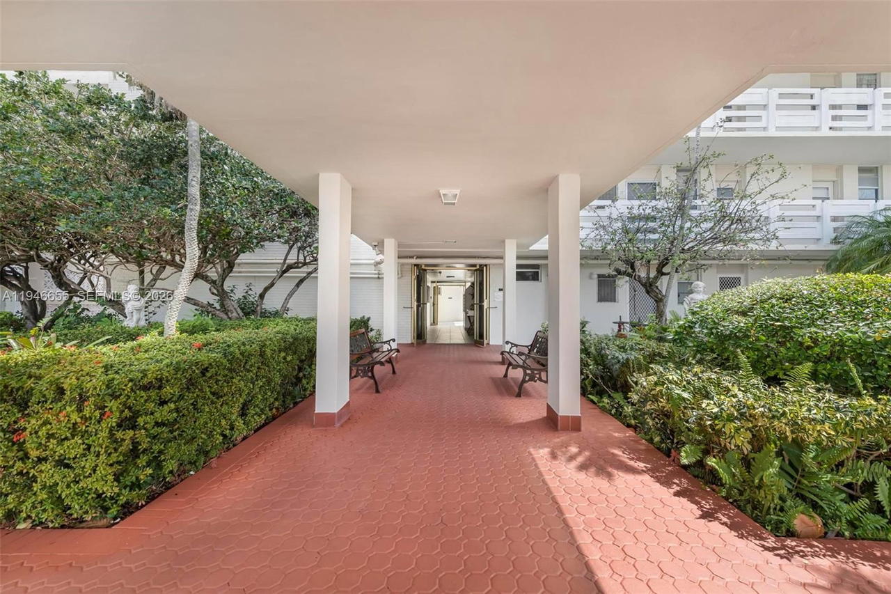 Real estate property located at 3010 Marcos Dr R311, Miami-dade, Point East Sec 4 Condo, Aventura, FL