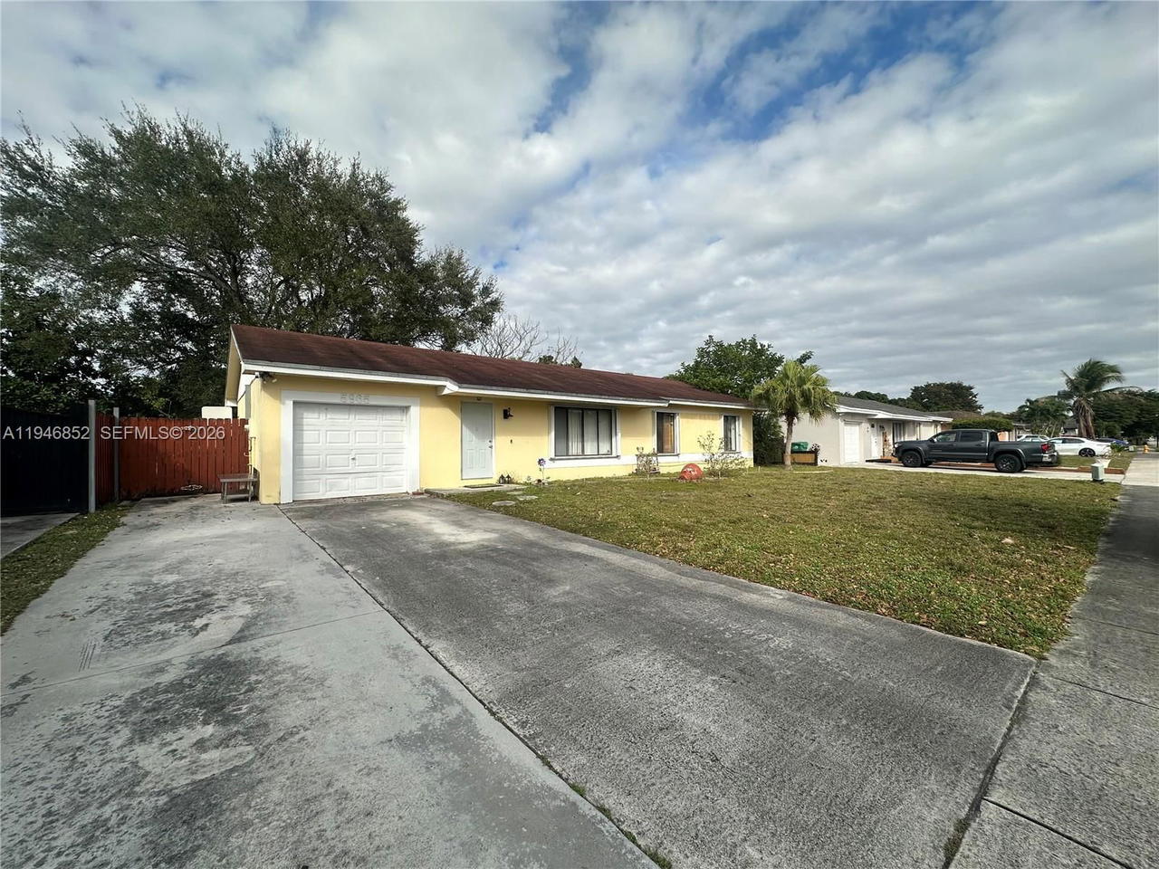 Real estate property located at 5965 200th St, Miami-dade, Country Lake Manors Sec 2, Hialeah, FL