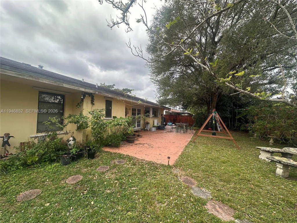Real estate property located at 5965 200th St, Miami-dade, Country Lake Manors Sec 2, Hialeah, FL
