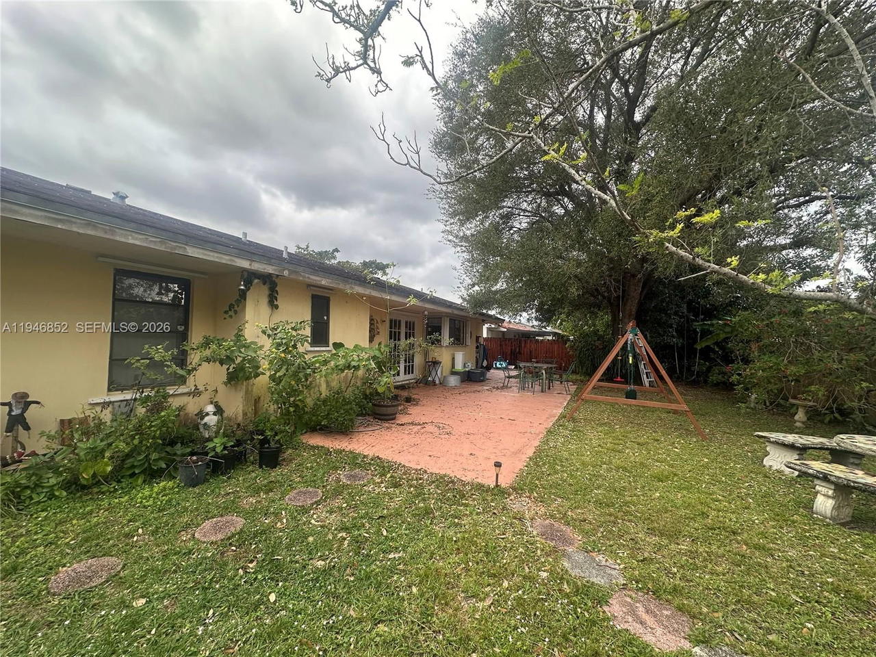 Real estate property located at 5965 200th St, Miami-dade, Country Lake Manors Sec 2, Hialeah, FL