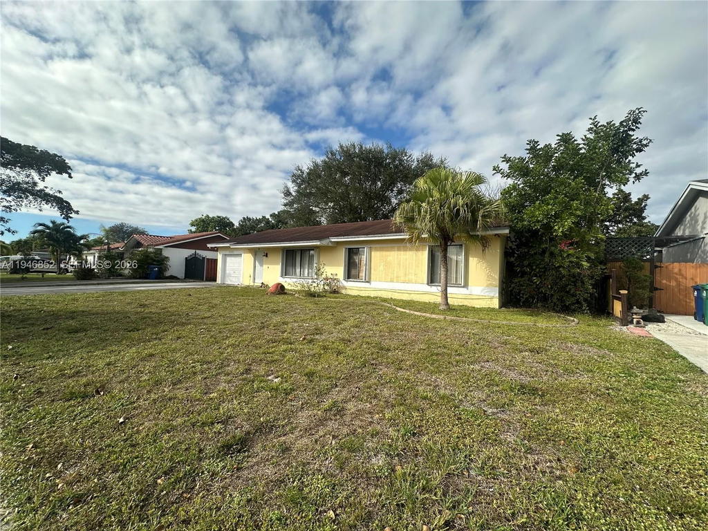 Real estate property located at 5965 200th St, Miami-dade, Country Lake Manors Sec 2, Hialeah, FL