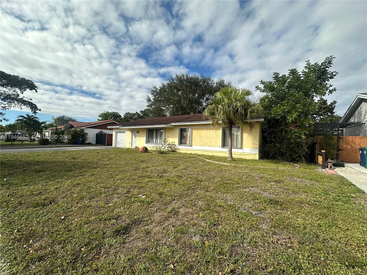Real estate property located at 5965 200th St, Miami-dade, Country Lake Manors Sec 2, Hialeah, FL