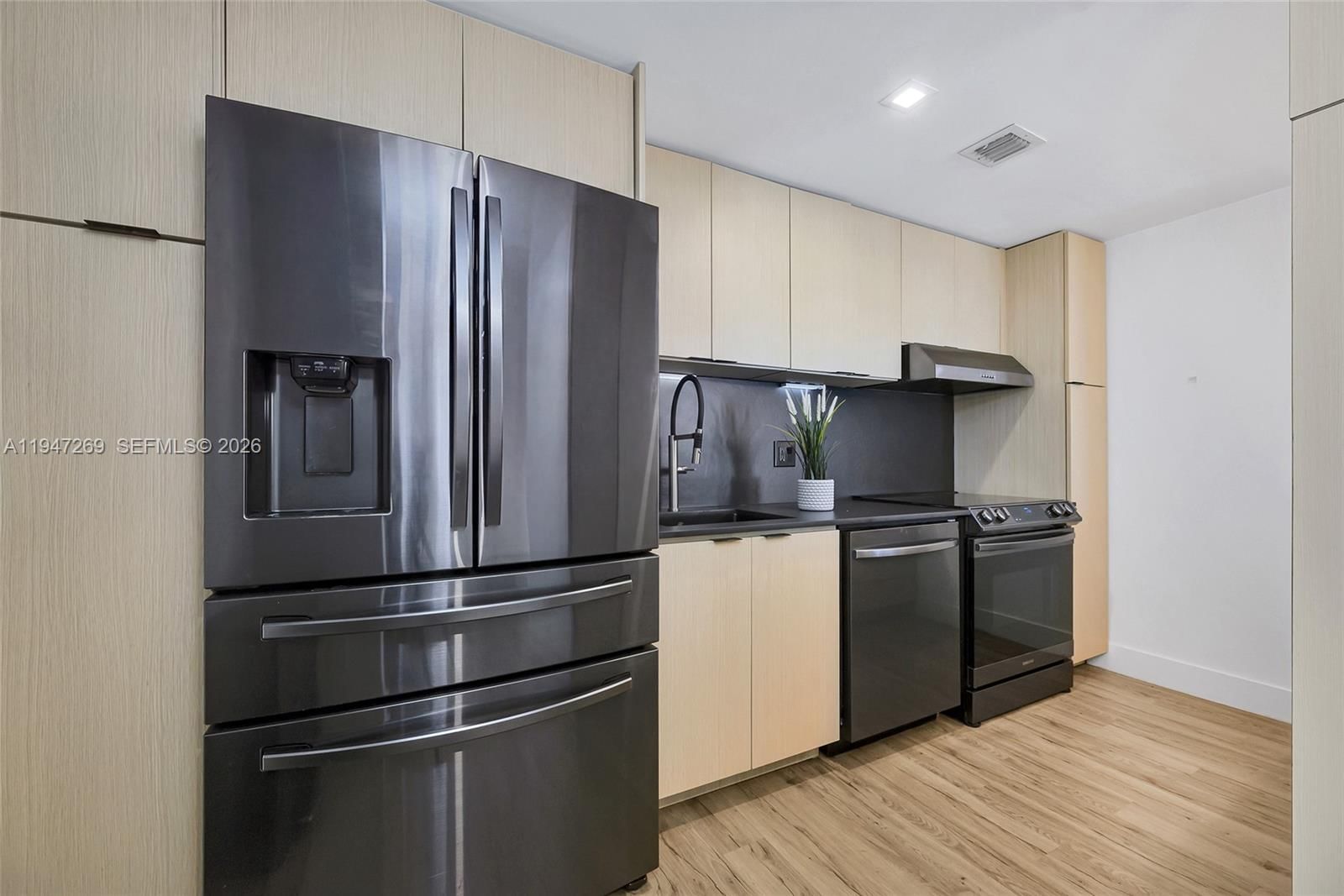 Real estate property located at 275 18th St #1207, Miami-dade, 1800 Biscayne Plaza Condo, Miami, FL