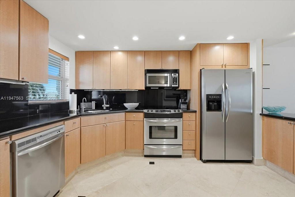 Real estate property located at 511 Bayshore Dr #504, Broward, Bayshore Towers, Fort Lauderdale, FL