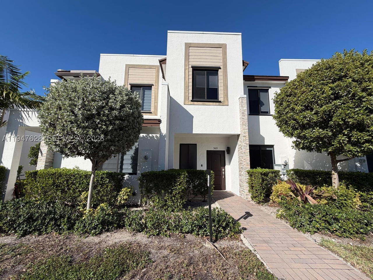 Real estate property located at 909 211th St, Miami-dade, Via Ventura Neighborhood, Miami, FL