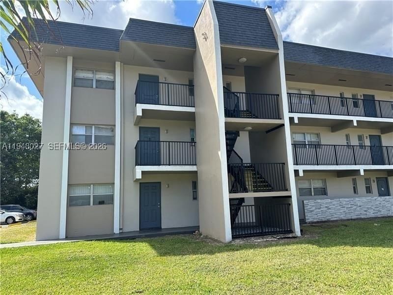 Real estate property located at 8051 Colony Cir S #210, Broward, Versailles Gardens Condo, Tamarac, FL