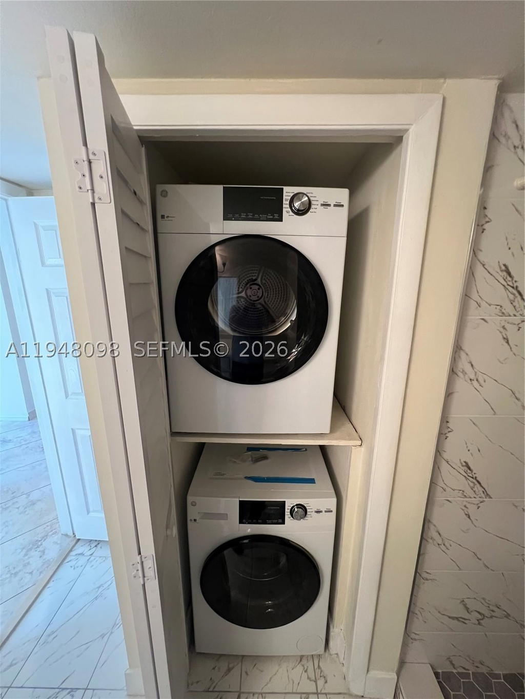 Real estate property located at 379 Lakeview Dr #205, Broward, Racquet Club Apts At Bona, Weston, FL
