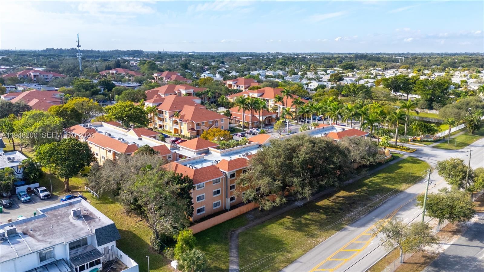 Real estate property located at 6900 39th St #208J, Broward, Courtyards At Davie Condo, Davie, FL