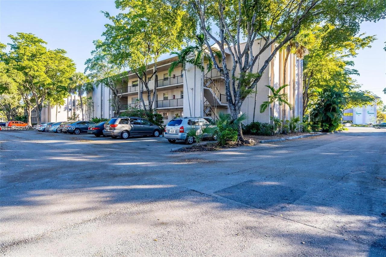 Real estate property located at 469 Pine Island Rd B302, Broward, Plantation Pines Phase 1, Plantation, FL