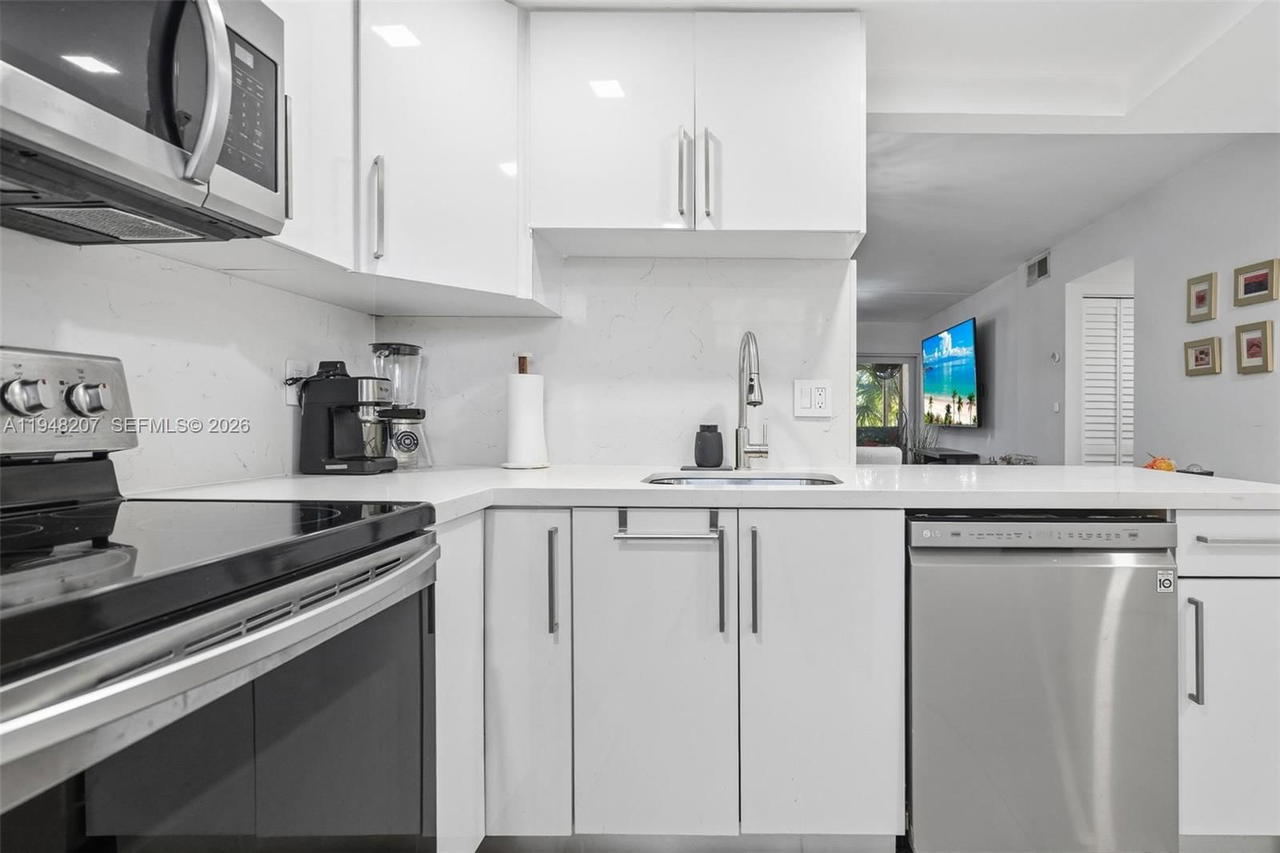 Real estate property located at 469 Pine Island Rd B302, Broward, Plantation Pines Phase 1, Plantation, FL