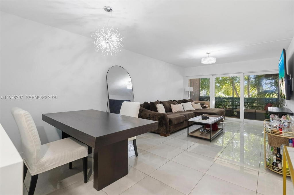 Real estate property located at 469 Pine Island Rd B302, Broward, Plantation Pines Phase 1, Plantation, FL