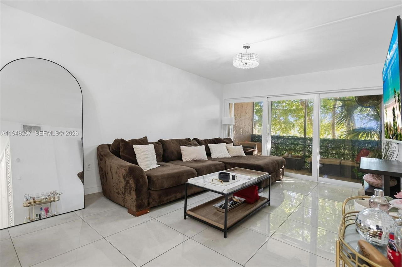 Real estate property located at 469 Pine Island Rd B302, Broward, Plantation Pines Phase 1, Plantation, FL