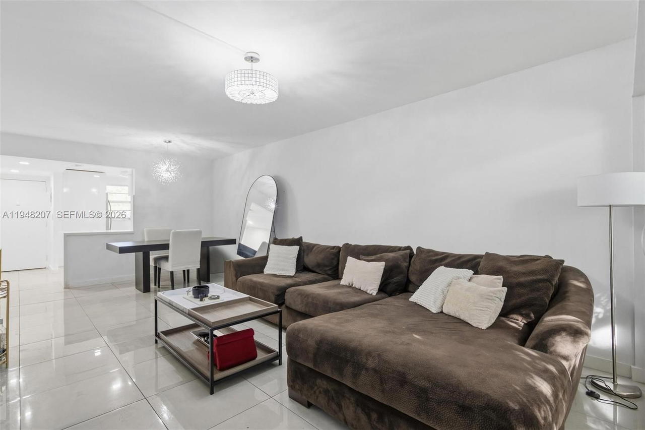 Real estate property located at 469 Pine Island Rd B302, Broward, Plantation Pines Phase 1, Plantation, FL