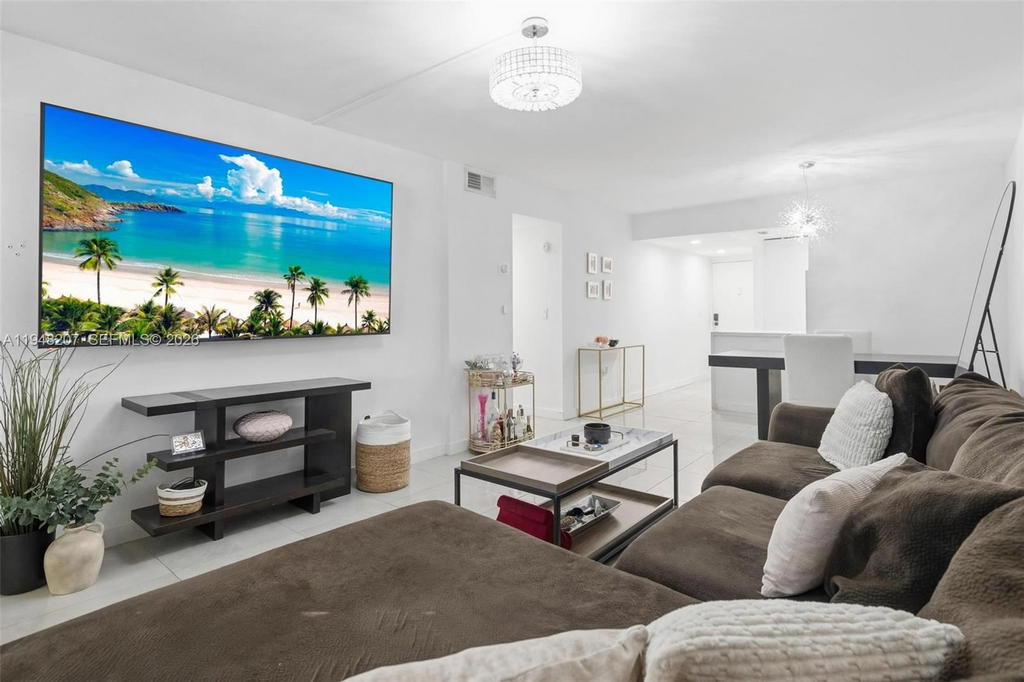 Real estate property located at 469 Pine Island Rd B302, Broward, Plantation Pines Phase 1, Plantation, FL