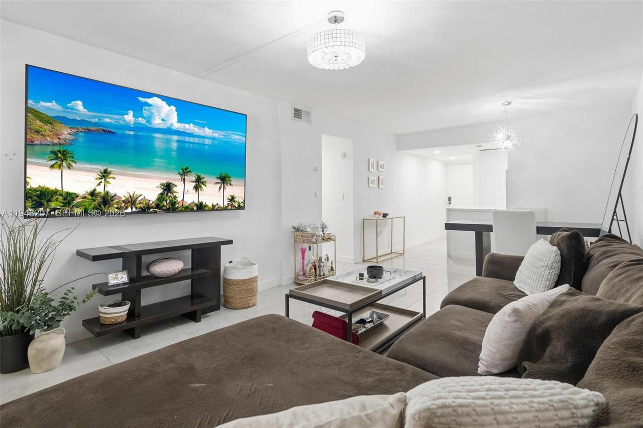 Real estate property located at 469 Pine Island Rd B302, Broward, Plantation Pines Phase 1, Plantation, FL