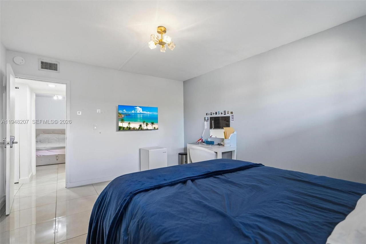 Real estate property located at 469 Pine Island Rd B302, Broward, Plantation Pines Phase 1, Plantation, FL