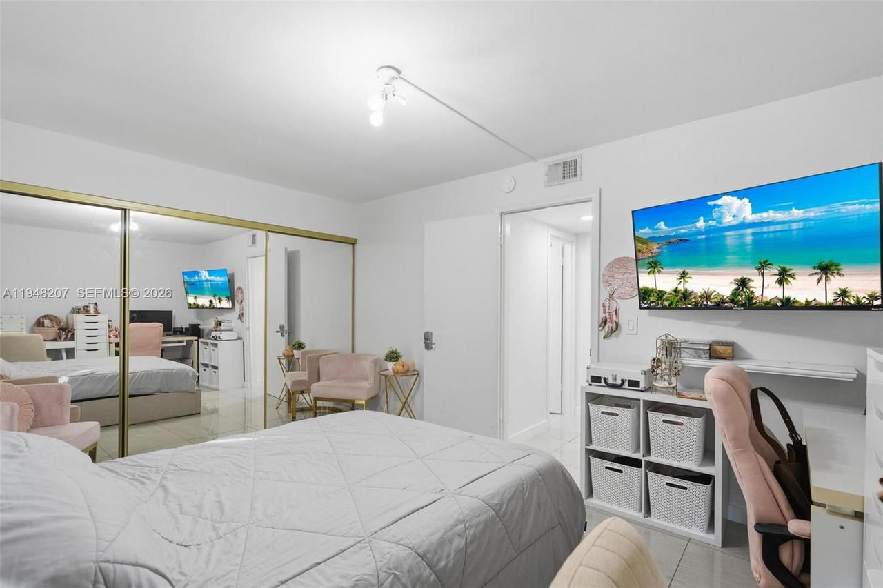 Real estate property located at 469 Pine Island Rd B302, Broward, Plantation Pines Phase 1, Plantation, FL