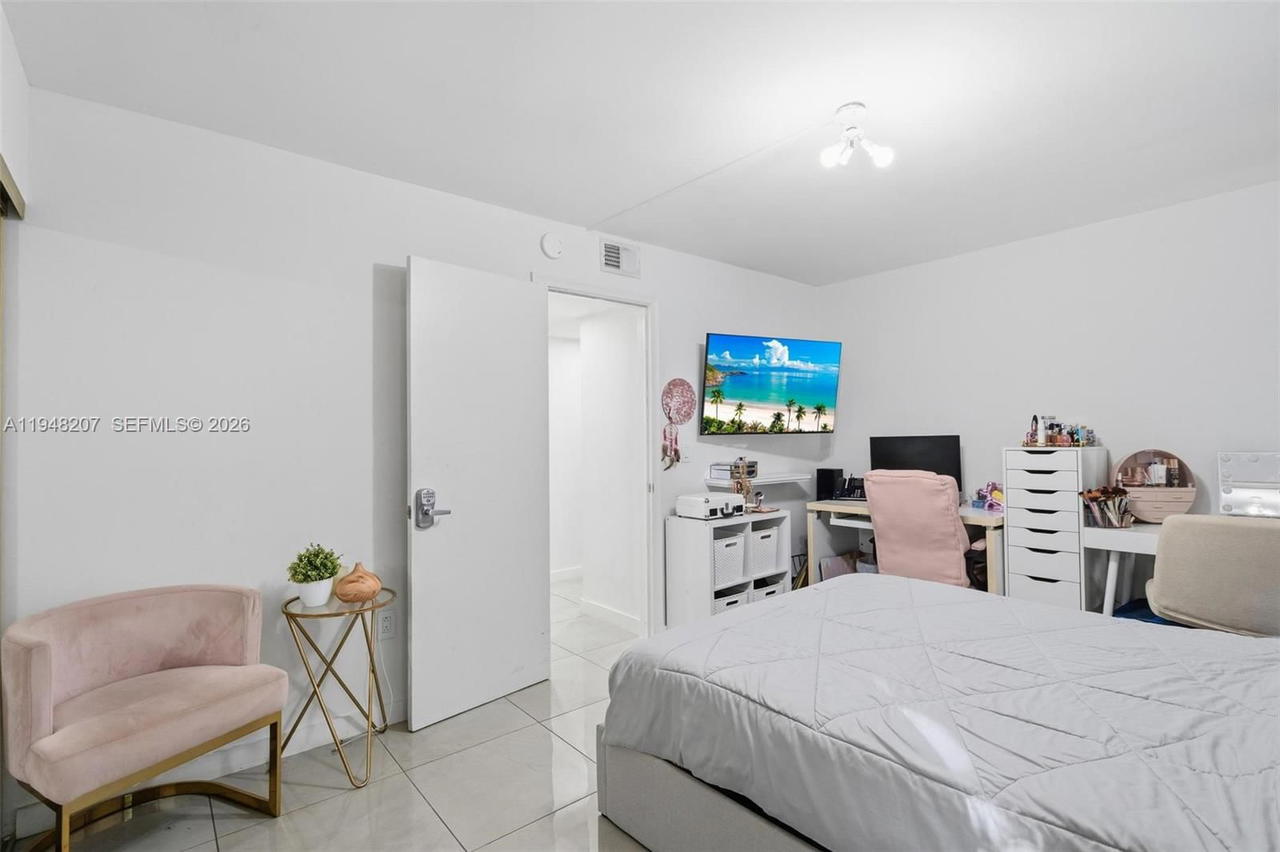 Real estate property located at 469 Pine Island Rd B302, Broward, Plantation Pines Phase 1, Plantation, FL