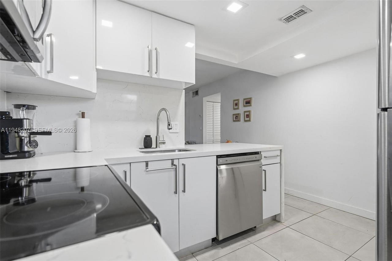 Real estate property located at 469 Pine Island Rd B302, Broward, Plantation Pines Phase 1, Plantation, FL