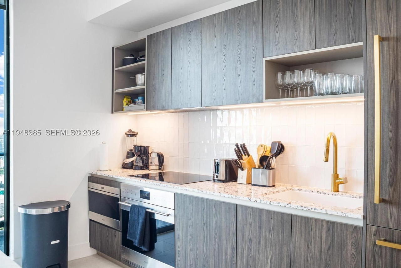 Real estate property located at 159 6th St #5101, Miami-dade, 159 Ne 6th Street Condo, Miami, FL
